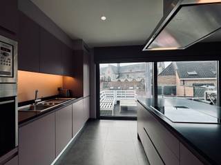 Dit appartement is gelegen op de tweede verdieping in het centrum van Melsele. U beschikt over één heel groot terras, een tweede terras vooraan, zicht op de kerk en een achterliggende garagebox.U betreedt het appartementencomplex via de algemene inkomhal, zowel via de lift als via de trap bereikt u de inkomdeur van het appartement. De indeling van het appartement is als volgt: U betreedt het appartement via de inkomhal met apart toilet en ingemaakte vestiairekast. Verder is er een ruime living met gashaard, veel lichtinval en toegang tot de verschillende terrassen. De open ingerichte keuken is voorzien van alle nodige toestellen met aanpalend een praktische berging. Via de vaste trap bereikt u de volgende verdieping. Daar bevinden zich twee slaapkamers en een zeer ruime badkamer. De badkamer beschikt over een dubbele lavabo, een ligbad en een douche.Nog enkele troeven van dit appartement: Centrale verwarming op aardgas, hoogwaardige afwerking, zonnescreens aanwezig, garagebox aan € 50,00/maand, voldoende parkeergelegenheid, lage algemene kosten van € 50,00/maand, laag E-peil en het appartement is vrij vanaf 1 maart 2026.Interesse? Aarzel zeker niet om ons vrijblijvend te contacteren.