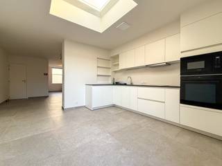 Centraal gelegen gezellige  woning in centrum bestaande uit een inkomhall, living, keuken, berging, 3 slaapkamers, koer en garage. 