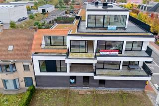 <u>6% btw op constructie ( onder voorwaarden), zowel voor 1ste aankoop als voor investering onder BV. </u><br /><br /><br />KORTEMARK: Appartement 1.01 met 3 slaapkamers en 2 terrassen gelegen op de eerste verdieping van Nieuwbouwresidentie Mila en Nora<br /><br />Deze kleinschalige nieuwbouwresidentie is centraal gelegen nabij het station en op wandelafstand van de Markt in Kortemark. Met de E403 op 8,5 km geniet het project een uitstekende bereikbaarheid. In de onmiddellijke buurt vindt u er onder andere scholen, sporthal, natuur- en recreatiedomein Krekemeersen, warenhuizen, bakkerij, slagerij, apotheek, bank ... <br /><br />“Residentie Mila en Nora” bestaat uit 2 inkomhallen en 4 verdiepingen. De gelijkvloerse verdieping bevat 6 dubbele garageboxen, 5 enkele garageboxen en 5 autostaanplaatsen. In de eerste en tweede verdieping vinden we per verdieping 5 villa-appartementen. De dakverdieping bestaat uit 1 luxe-penthouse. <br /><br />Dit appartement wordt afgewerkt met de nodige precisie. De grote raampartijen, de aangename bewoonbare oppervlakte van 123,3m² en de twee ruime zitterrassen (10,11m² en 9,35m²) zorgen voor een zalig luchtig gevoel. De open keuken en de badkamer worden uitgerust met alle hedendaags comfort. <br /><br />Appartement 1.01 is gelegen op de eerste verdieping en is als volgt ingedeeld: <br />- Inkomhal met gastentoilet en berging <br />- Ruime leefruimte voorzien van grote raampartijen<br />- Kwalitatieve open keuken voorzien van alle hedendaags comfort<br />- Nachthal met individueel toilet<br />- 3 aangename slaapkamers<br />- Stijlvolle badkamer<br /><br />Mogelijkheid tot aankopen van een enkele/dubbele garagebox en/of een autostandplaats in het gebouw. <br /><br />TECHNISCH : <br />- Centrale verwarming op aardgas met condenserende wandketel<br />- Hoog-rendementsbeglazing met isolerende PVC-beraming<br />- Thermische isolatie conform EPB-regelgeving<br />- Ventilatiesysteem conform EPB-regelgeving<br />- Brandwerende en inbraakveilige Inkomdeur <br />- Conforme elektriciteit <br /><br />Bel Nik (T. 0472 38 97 46) vrijblijvend op voor meer informatie. Wij begeleiden u graag met de glimlach op zoek naar uw droomwoning & commercieel pand.