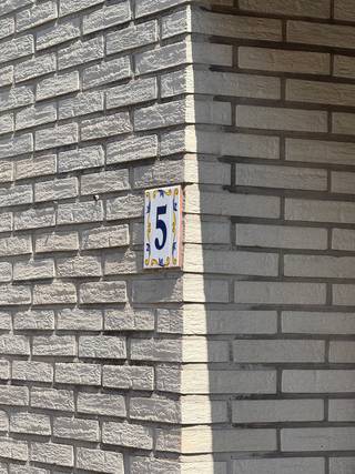 Bent u op zoek naar een gezellige woning met garage, stadstuin en een uitstekende ligging in het centrum van Geraardsbergen? Dan is deze bel-etagewoning in de Gentsestraat zeker een bezoek waard. Gelegen op een perceel van 179 m² en met een bewoonbare oppervlakte van maar liefst 193 m², biedt deze eigendom een uitstekende basis voor wie op zoek is naar een gezinswoning die volledig naar eigen smaak kan worden opgefrist.
Bij het betreden van de woning komt u terecht in de inkomhal, die toegang biedt tot de garage, een praktische berging en een afzonderlijke bureauruimte. Van hier bereikt u eveneens de gezellige, oostgerichte stadstuin, waar u in alle rust kunt genieten van het buitenleven.
Op de eerste verdieping bevindt zich de ruime en lichtrijke leefruimte, die naadloos aansluit op de keuken. Deze verdieping vormt het hart van de woning en biedt tal van mogelijkheden om een aangename en hedendaagse leefomgeving te creëren.
De tweede verdieping omvat drie volwaardige slaapkamers en een badkamer, waardoor deze woning perfect geschikt is voor gezinnen, starters of wie op zoek is naar extra ruimte.
Dankzij de centrale ligging in de Gentsestraat bevinden winkels, scholen, horeca, openbaar vervoer en andere dagelijkse voorzieningen zich op wandelafstand. Hier geniet u van alle voordelen van wonen in het centrum van Geraardsbergen, terwijl u thuis beschikt over een garage en een gezellige stadstuin.
Deze woning is de ideale opportuniteit voor wie op zoek is naar een woning met veel potentieel op een toplocatie. Mits een opfrissing kan u deze eigendom omvormen tot een eigentijdse en comfortabele thuis, volledig afgestemd op uw eigen wensen en smaak.
Interesse? Maak dan een afspraak met het CasaVista Team via 054 41 25 00 of mail naar info@casavista.be en ontdek tijdens een plaatsbezoek het potentieel van deze centraal gelegen woning.