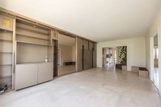 <p><span>Bent je op zoek naar ruimte, licht en modern comfort op een strategische locatie? Dit appartement op de derde verdieping in Borgerhout biedt je een uitzonderlijke woonervaring met een uiterst slimme indeling en een overvloed aan opbergruimte dankzij de vele ingemaakte kasten.</span></p><p><span>De highlights:</span></p><ul><li><span>2 slaapkamers + een extra kamer ideaal als dressing.</span></li><li><span>Hoofdslaapkamer met een ensuite badkamer (bad en wastafel).</span></li><li><span>Open keuken: Functioneel ingericht, naadloos aansluitend op de leefruimte.</span></li><li><span>Gezellig terras: Groot genoeg voor een volwaardige tafel om buiten te eten.</span></li><li><span>Extra comfort: Praktisch apart toilet en een private kelderberging.</span></li></ul><p><span>Indeling en afwerking:</span><span> Je komt binnen via de inkomhal met gastentoilet. De royale leefruimte geniet van een mooie lichtinval. De open keuken is compact en functioneel ingeplant, perfect ontworpen om efficiënt te koken met direct contact naar de eethoek. Via de keuken heeft je toegang tot het terras.</span></p><p><span>Over de buurt:</span><span> De Bikschotelaan ligt in een zeer gegeerde, levendige buurt in Borgerhout, op de grens met Deurne. Je woont hier op een steenworp van het prachtige Te Boelaerpark en Boekenbergpark, ideaal voor sport en ontspanning. De buurt kent een bloeiende sfeer met gezellige buurtpleinen, bakkers en hippe koffiebars. Scholen, openbaar vervoer (tram en bus) en de Antwerpse Velo-stations liggen voor de deur. Bovendien bent je met de wagen binnen enkele minuten op de Antwerpse Ring.</span></p><p><span>Interesse in een bezoek?</span><span> Neem vandaag nog contact met ons op via 03/646.66.55 of lynn@sinjoor.be</span></p>
