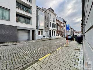 Dit RECENT & INSTAPKLAAR APPARTEMENT (87m² binnenafmeting) met PRIVATIEF TERRAS (38m²) bevindt zich op een werkelijke toplocatie middenin hartje Gent (nabij Zuid / Reep) en is gelegen in een kleinschalig appartementsgebouw (vernieuwbouw ‘2009) met 3 entiteiten. Dit trendy appartement situeert zich op de benedenverdieping van Residentie “PARK” en omvat: inkomhal met vestiairekast (6m²), slaapkamer / bureel (9m² - met rolluik), ingerichte badkamer (5m²), gastentoilet (2m²), lichtrijke leefruimte (44m²) grenzend aan de open ingerichte keuken (6m²) met bijhorende berging/wasplaats (3m² - voorziening WM & DK) en een gezellige master bedroom (12m²) met directe toegang (zowel via leefruimte als slaapkamer) naar de zonnige binnenkoer (38m² - incl. stopcontact/verlichting & regenwaterkraan)! Tevens beschikt deze vastgoedparel nog over een GEMEENSCHAPPELIJK FIETSEN- en VUILNISLOKAAL aan de straatzijde! Openbaar vervoer (tram/bus), scholen en talrijke winkels in de directe nabijheid! TROEVEN: overal hoogrendementsglas in PVC (draai/kip), CV op aardgas (condensatieketel) & ventilatie, elektriciteit conform alsook aanwezigheid van videoparlofonie, Telenet en EIGEN TELLERS voor EGW! Lage syndickosten (geen lift / poetsdienst noch (grote) werken gepland)! EPC: 169kWh (label B) - VRIJ BIJ AKTE! Kortom, ideale eigendom voor zowel single, koppel, gezin als de zorgeloze investeerder (interessante huuropbrengst)! Bezoek? Bel IMMOBOSS - 0495/265 333!