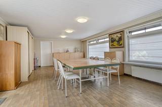 Cette maison individuelle bien entretenue sur 941 m² comprend 5 pièces et une salle polyvalente avec entrée séparée, idéale pour un bureau, une...