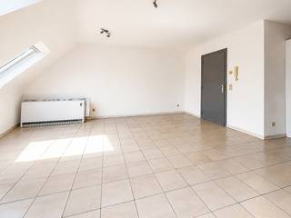 Aangenaam INSTAPKLAAR APPARTEMENT met TWEE SLAAPKAMERS, nabij het centrum van Ronse. Een dakappartement in een kleinschalig  appartementsgebouw . De gezellige leefruimte geniet van een aangename lichtinval en sluit aan op de praktisch ingerichte keuken. Verder beschikt het appartement over TWEE VOLWAARDIGE SLAAPKAMERS. Het CENTRUM, OPENBAAR VERVOER, SCHOLEN en ZIEKENHUIS bevinden zich op wandelafstand of in de directe omgeving. Kortom, een INSTAPKLARE en BUDGETVRIENDELIJKE thuisbasis of interessante OPBRENGSTEIGENDOM in Ronse.<br /><br />Adres: Sint-Ambrosiusstraat 40 bus 303 te Ronse<br /><br />Geen renovatieplicht van toepassing; P-score: A, G-score: A; Bestuursmaatregelen in maatregelenregister: neen; Vrij bij akte.