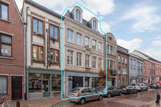 Volledig gerenoveerde opbrengsteigendom met prachtige gevel en behoud van authentieke elementen in centrum Lier. <br /><br />Algemeen:<br />- Volledig gerenoveerd naar hedendaagse normen met respect voor de authentieke elementen<br />- Gebouw bestaande uit 5 appartementen en 1 workshop op het gelijkvloers<br />- Volledig verhuurd met mooi rendement<br />- Top ligging pal in het centrum van Lier<br />- Goede EPC scores<br />- Uitzonderlijke kans voor investeerders<br /><br />Indeling: <br />Gelijkvloers:<br />- Workshop/kantoor/handelsruimte (ca. 65m²)<br />- Achtergelegen gelijkvloers appartement met 2 slk en tuin (ca. 165m² bew opp en tuin ca. 85m²)<br /><br />1e verdieping:<br />- Ruim appartement met 2 slaapkamers (ca. 93m² met terras ca. 8 m²)<br />- Ruim appartement met 2 slaapkamers (ca. 112 m² met terras ca. 27m²)<br /><br />2e verdieping:<br />- 2 slaapkamer appartement (ca. 95m²)<br /><br />Dakverdieping:<br />- Dakappartement met leefruimte open tot in de nok van het gebouw (ca. 95m²)<br /><br />Documenten in aanvraag.