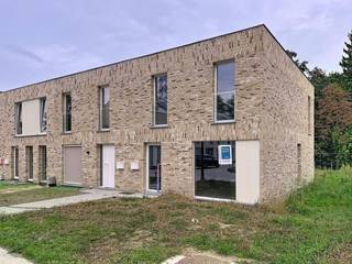 <br />In de Hoevestraat bieden we 11 energieneutrale woningen aan. Deze HOB op lot 6 is gebouwd op een perceel van 222 m² en achteraan ontsloten door een uitweg die uitgeeft op uw eigen parkeerplaats. De tuinomheining en tuinhuis zijn inbegrepen in de prijs.<br />GLVLS: inkom, wc, ruime living met ingerichte keuken met eiland en berging. De grote aluminium raampartijen zorgen voor veel lichtinval.<br />1ste VERD.: drie slpk, wc, badk. met ligbad, douche en badmeubel met dubbele lavabo en berging.<br /><br />Energieneutrale woning (E-peil -14! = A+label) dankzij het doorgedreven isolatiepakket, warmtepomp met vloerverwarming (+ koeling), zonnepanelen (6480 wp) en ventilatiesysteem D. Hiermee voldoe je aan de toekomstige normen en bespaar je uitermate op je woonkost. Ideaal gelegen in residentiële omgeving vlakbij tramhalte en vlotte fietsverbinding naar centrum Gent. Winkels en scholen zijn vlakbij. <br /><br />De kers op de taart? Een nieuwbouwwoning die sneller beschikbaar is én je eigen keuken, badkamer, vloeren etc. kiezen! Voor de binnenafwerking kan je rekenen op de begeleiding én expertise van ons team en onze partners<br /><br />De vermelde prijs is excl. btw en kosten.<br />Meer info via 09 280 60 60 of info@durabrik.be.<br />Ontdek onze kijkwoningen op https://www.durabrik.be/nl/kijkwoningen<br />Download de brochure op https://durabrik.immo/wondelgem.<br /><br />* Afbeeldingen en oppervlaktes zijn indicatief.