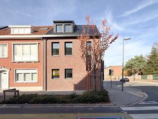 Dit nieuwbouwappartement bevindt zich op het gelijkvloers van een kleinschalig gebouw met slechts twee appartementen.Dankzij de grote ramen en het...