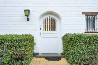 Op slechts een paar honderd meter van het strand, in de residentiële buurt van Duinbergen, vindt u deze halfopen bebouwing. De lichtrijke woning, met...