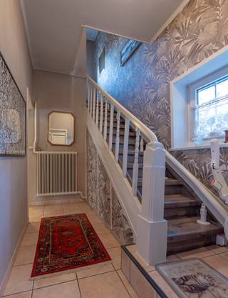 <p><strong>Charmante woning in het centrum van Dilbeek</strong></p>
<p>Deze aangename woning is ideaal gelegen in het centrum van Dilbeek, op wandelafstand van het park, horecagelegenheden, openbaar vervoer en met een vlotte verbinding naar Brussel.</p>
<p>Bij het betreden van de woning kom je in de inkomhal met praktische bergruimte onder de trap. De zeer gezellige leefruimte straalt warmte en comfort uit en is uitgerust met een elektrische sfeerhaard. Aansluitend bevindt zich de afzonderlijke, volledig ingerichte keuken. De badkamer is functioneel ingericht met twee lavabo’s, een douche en een toilet.</p>
<p>De woning geeft uit op een pergola en een praktische wasplaats. Daarnaast is er een ruim terras met uitzicht op de mooie en onderhoudsvriendelijke tuin, waar je in alle rust en privacy kan genieten. De tuin is bovendien ook bereikbaar via een handig zijpoortje.</p>
<p>Op de eerste verdieping bevinden zich twee ruime slaapkamers, deels voorzien van ingebouwde kasten, en een aparte bureauruimte of kinderkamer. Momenteel is er een traplift aanwezig, die naar wens van de koper kan behouden blijven of verwijderd worden.</p>
<p>De zolder, bereikbaar via een uittrekbare trap, biedt extra opbergmogelijkheden.</p>
Verder beschikt de woning over een garage voor één wagen met automatische poort en twee autostaanplaatsen voor de woning.<br /><br />Extra troeven:<br />
<ul>
<li>10 zonnepanelen</li>
<li>Rolluiken (elektrisch én manueel)</li>
<li>Alarmsysteem</li>
<li>Dak vernieuwd in 2007</li>
</ul>
<p>EPC: D (geen renovatieplicht).</p>
<p><strong>Interesse in deze charmante en goed gelegen woning?</strong> <br />Plan vandaag nog jouw bezoek via de website van Living Stone!</p>