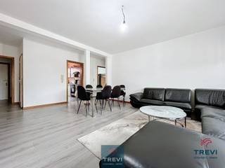 Situé dans le centre de Braine-le-Comte, à proximité des commerces, bel appartement rénové de deux chambres. Il se compose d'un hall d'entrée de 5...