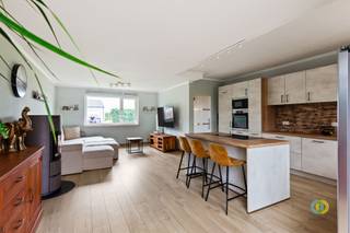 <p><span>In een bijzonder rustige en residentiële woonwijk in Grimbergen bevindt zich deze gerenoveerde en instapklare bungalow. De woning ligt in een doodlopende straat die uitgeeft op de omliggende velden, wat zorgt voor een groene woonomgeving met veel privacy en weinig verkeer. Via de inkomhal betreedt u de lichtrijke leefruimte met open keuken. De volledig ingerichte keuken vormt samen met de woonkamer een aangename en gezellige leefruimte. Dankzij de veranda werd de leefruimte uitgebreid, wat zorgt voor extra ruimte en veel natuurlijk licht. De woning beschikt over drie slaapkamers. De derde slaapkamer werd gecreëerd door het voormalige bureau samen te voegen met een deel van de garage, wat resulteert in een volwaardige extra kamer. Ondanks deze aanpassing is er geen gebrek aan parkeermogelijkheden. De woning beschikt over een oprit en in deze rustige woonwijk is er steeds voldoende parkeergelegenheid in de straat. De garage doet nog steeds dienst als een ruime berging. Ook technisch zit het goed: de elektrische installatie is conform en de woning behaalt een EPC-score D. Daarnaast zijn er zonnepanelen en een thuisbatterij aanwezig, zodat u dag en nacht kan genieten van zelf opgewekte zonne-energie. Kortom, een ideale woning voor wie rustig en comfortabel wil wonen.</span><span> </span></p>