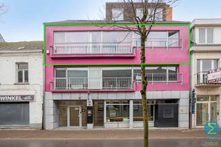 Appartement op de 2de verdieping, voorkant gebouw en autostaanplaats achter het gebouw.Indeling: inkomhal, apart toilet, woonkamer met open keuken,...