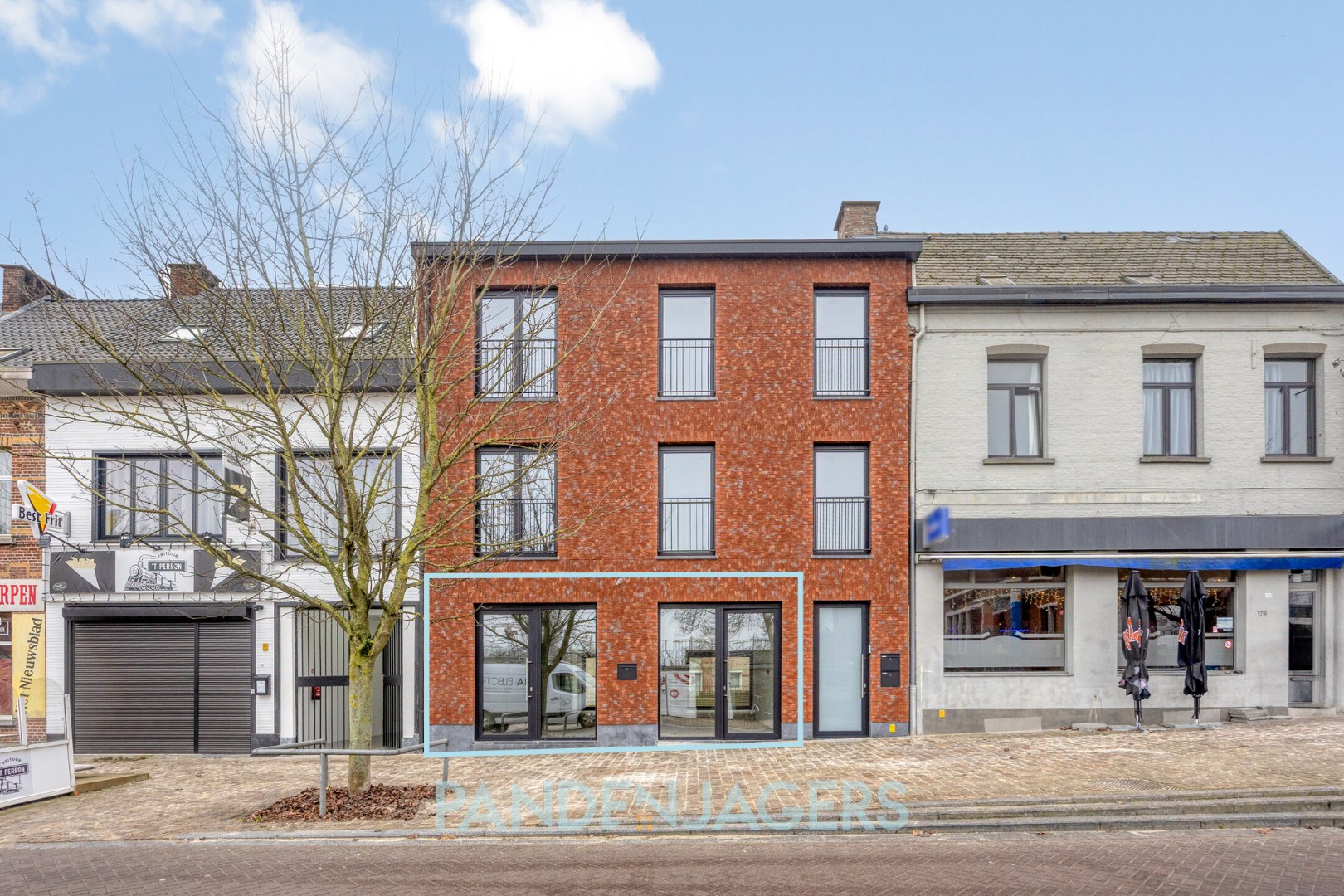 Volledig gerenoveerd handelspand met uitzonderlijke buitenruimte te Duffel - foto 1