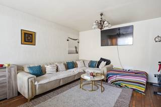 <p>Op zoek naar een interessante starterswoning of een investering met een mooi huurrendement? Dit lichtrijke appartement op het gelijkvloers combineert een praktische indeling met een uitstekende ligging vlak bij het station van Lebbeke.</p><p> </p><p>Via de inkomhal bereik je de verschillende ruimtes. Er is een apart toilet, een handige berging en een ingemaakte kast met de CV-ketel. Verder beschikt het appartement over drie slaapkamers, waarvan één met aansluitend terras, en een badkamer met bad en wastafel. De ruime leefruimte geniet van veel natuurlijk licht. De aparte keuken is uitgerust met een vaatwasser, keramische kookplaat en oven.</p><p> </p><p>Ook op technisch vlak zijn er interessante troeven: alle ramen werden vernieuwd met hoogrendementsbeglazing en het dak werd bijkomend geïsoleerd. Het appartement beschikt over een EPC-label D en er is geen renovatieverplichting.</p><p> </p><p>De ligging vlak aan het station zorgt voor een vlotte verbinding met het openbaar vervoer. Bovendien is er aan het gebouw een ruime parking voorzien, met laadpalen.</p><p> </p><p>Momenteel is het appartement verhuurd aan €600 + €100 kosten per maand, wat het bijzonder interessant maakt als investering.</p><p>Mogelijkheid tot aankoop van een aparte garagebox voor één wagen aan €15.000.</p><p> </p><p>Een appartement met drie slaapkamers, een praktische indeling en een uitstekende bereikbaarheid, interessant voor zowel eigen bewoning als investering.</p>