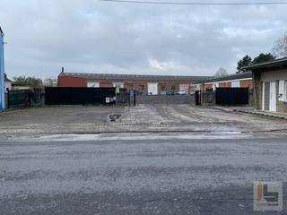 Deze MULTIFUNCTIONELE handelsruimte (130m² + 30m² kelder) is gelegen in hartje Roeselare nabij centrum & station én biedt een vlotte bereikbaarheid...