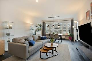 Dit super energiezuinige en goed onderhouden appartement te koop op de eerste verdieping van een kleinschalig gebouw combineert comfort met een centrale ligging. Via de trap bereikt u de inkomhal, die toegang biedt tot een apart gastentoilet en een net afgewerkte badkamer. Aan de achterzijde bevinden zich 2 slaapkamers van circa 15 m² en 10 m². De kleinste slaapkamer geeft direct uit op een gezellig terrasje.<br /><br />De hal leidt eveneens naar de lichtrijke en gezellige leefruimte aan de voorzijde van het gebouw, met een aansluitende, volledig uitgeruste keuken. Overigens is er ook nog een ruime berging, handig voor stockage. Op de gelijkvloerse verdieping beschikt u bovendien over nog een kleine berging. Voor maximale veiligheid is het gebouw aan de voorzijde afgesloten met een elektrische poort, waarna u achteraan toegang heeft tot een private garagebox van ca. 14 m² met een automatische poort.<br /><br />De uitstekende ligging in Merksem garandeert een topbereikbaarheid: een bushalte bevindt zich voor de deur, het treinstation ligt op het einde van de straat en diverse winkels, scholen en Park Distelhoek liggen op wandelafstand. Het gebouw is uitstekend onderhouden met een vernieuwd dak van zowel het hoofdgebouw als de garage. <br /><br />Bijzonderheden:<br />- Private garagebox achteraan met automatische poort inbegrepen in de prijs<br />- Super energiezuinig, asbestveilig en conforme elektriciteit<br />- Vernieuwd dak (2024) en hoogrendementsbeglazing (2018)<br />- Verwarmingsketel 2014<br />- Aparte meters voor gas, elektriciteit en water<br />- Centrale ligging in Merksem nabij openbaar vervoer en parken<br /><br />Bent u geïnteresseerd om dit vastgoed te kopen in Merksem? Aarzel dan niet om ons te contacteren. Het Dewaele vastgoedkantoor van Merksem te Lambrechtshoekenlaan 183 staat graag tot uw dienst. Had u graag een gratis schatting van uw eigendom via ons immokantoor? Bel ons voor een vrijblijvend gesprek of mail naar maxime.weyler@dewaele.com.<br /><br />Bestuursmaatregelen in het maatregelenregister: nee