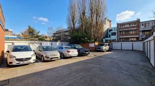 <p><span>Te koop: 3 garageboxen &amp; 2 autostaanplaatsen te Grotesteenweg 404 - 408, Berchem</span></p><p><span>Achter het gebouw aan de Grotesteenweg 404-408 te Berchem bieden wij 3 afgesloten garageboxen en 2 autostaanplaatsen te koop aan. Een uitstekende investering of praktische oplossing voor eigen gebruik in een vlot bereikbare buurt.</span></p><p><span> </span></p><p><span>Troeven</span></p><p><span>- Rustig en discreet gelegen achter het gebouw</span></p><p><span>- Automatische poorten bij de garageboxen</span></p><p><span>- Ideaal voor eigen gebruik of verhuur</span></p><p><span>- Goede bereikbaarheid en centrale ligging in Berchem</span></p><p><span> </span></p><p><span>Beschikbaar</span></p><p><span>- Garagebox G11: 34.000 euro</span></p><p><span>- Garagebox G12: 33.000 euro</span></p><p><span>- Garagebox G10: 65.000 euro</span></p><p><span>- Autostaanplaats S22: 15.000 euro</span></p><p><span>- Autostaanplaats S24: 15.000 euro</span></p><p><span> </span></p><p><span>Interesse? Neem gerust contact op voor meer informatie of een bezichtiging.</span></p>