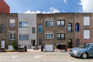 <p><span>Meyersstraat 29 - Deurne</span></p><p><span> </span></p><p><span>Te moderniseren woning (156 m²) met 3 slaapkamers, garage en tuin (34 m²) in Deurne</span></p><p><span> </span></p><p><span>In de Meyersstraat woon je op een centrale ligging met alles binnen handbereik. Openbaar vervoer bevindt zich op wandelafstand, terwijl je met de wagen in enkele minuten de belangrijkste invalswegen en de snelweg bereikt. Ook aan (lokale) winkels en supermarkten is er geen gebrek in de nabije omgeving.</span></p><p><span>De woning is te moderniseren, maar beschikt over een praktische indeling en een solide basis met heel wat mogelijkheden. Bovendien behaalt ze een EPC-score C, waardoor je niet meteen voor grote energetische ingrepen staat. Het dak werd in 2014 vernieuwd en geïsoleerd, en de aluminium ramen zijn voorzien van dubbele beglazing en rolluiken.</span></p><p><span>In het souterrain bevinden zich de inpandige garage (13 m²) en een polyvalente ruimte van maar liefst 28 m². Deze leent zich perfect als berging, wasplaats, hobbyruimte of extra opslag. Van hieruit heb je toegang tot de gezellige, west-georiënteerde tuin van 34 m².</span></p><p><span>Op de eerste verdieping bevindt zich aan de achterzijde de leefruimte van circa 27 m², terwijl de eerste slaapkamer van 13 m² aan de voorzijde gelegen is.</span></p><p><span>De bovenverdieping biedt nog heel wat potentieel. Vooraan bevindt zich een tweede slaapkamer van 15 m². De ruimte aan de achterzijde kan volledig naar eigen wens worden ingericht, met plaats voor een derde slaapkamer van 15 m² en een ruime badkamer van 10 m².</span></p><p><span>Het pand wordt inclusief inboedel verkocht.</span></p><p><span>Ben je op zoek naar een betaalbare woning met heel wat mogelijkheden om ze naar eigen smaak af te werken? Mis deze kans niet! Bewoonbare opp. 156 m² – ref.: bruto vloeropp. Voor meer info of een gratis schatting surf naar </span><span><span>www.hansimmo.be</span></span></p><p><span> </span></p>