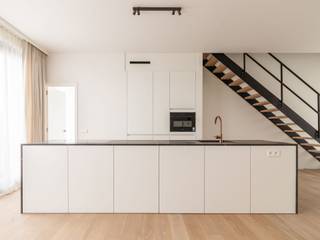 <p><strong>Hedendaags wooncomfort in het bruisende centrum</strong>. Dit stijlvolle BEN-duplexappartement maakt deel uit van een recent woonproject in hartje Wilrijk. Je geniet hier van een luxueuze woonervaring dankzij hoogwaardige materialen, slimme technieken en een topligging vlakbij winkels, horeca en openbaar vervoer.</p><p><br /></p><p><strong>Het appartement bestaat uit</strong> een mooie en lichtrijke leefruimte – een open keuken die volledig uitgerust is met hedendaagse toestellen en hoogwaardig werd afgewerkt – een ruim terras van ca. 12m² - een praktische bergruimte met ingemaakte kasten, waarin de warmtepomp discreet werd weggewerkt. Op de bovenverdieping zijn er 2 slaapkamers – een terras – bergruimte – een moderne badkamer met inloopdouche, wastafel en toilet.</p><p><br /></p><p><strong>Troeven: </strong>zonnewerende beglazing voor maximaal comfort - ventilatiesysteem C+ voor een gezond binnenklimaat - inclusief gordijnen en verlichtingsarmaturen - volledig voorzien van WIFI-netwerk - mogelijkheid tot huren van een autostaanplaats met laadvoorziening - fietsenstalling, fietsenlift en aparte kelderberging.</p>