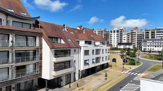 <p><span>Mooi appartement met twee slaapkamers en twee terrassen gelegen aan de Heistlaan. Alle commerciële voorzieningen, het station en het strand op wandelafstand bereikbaar. Achteraan geeft het gebouw uit op natuurgebied. Vooraan is het rechtover Delhaize, met open zicht en voldoende parkeergelegenheid in de straat.</span><br /><br /><span>Indeling:</span><br /><span>Ruime inkomhal met vestiaire en een praktische berging met aansluiting voor een wasmachine en een droogkast. De lichtrijke woonkamer geeft uit op een aangenaam terras aan de voorzijde, waar u kunt genieten van een open en rustgevend uitzicht. De open keuken is volledig uitgerust met alle nodige toestellen en sluit naadloos aan op de leefruimte.</span><br /><br /><span>Aan de achterzijde bevinden zich twee volwaardige slaapkamers, beide met toegang tot een ruim westgericht terras dat uitkijkt over de polders. Dankzij deze ideale oriëntatie geniet u hier de hele namiddag en avond van de zon. De badkamer, bereikbaar via de nachthal, is uitgerust met een toilet, ligbad, lavabo en een comfortabele inloopdouche.</span><br /><br /><span>Daarnaast bestaat de mogelijkheid om een afgesloten garagebox in het gebouw aan te kopen.</span><br /><br /><span>Troeven: overal hoogrendementsglas, energiezuinig (EPC label B), een recente vernieuwde condensatieketel, twee aangename zonneterrassen, open zichten voor-en achteraan,... Prijs/kwaliteit een mooi aanbod.</span><br /><br />EPC: 127 kWh/m² (UC: 2943814)</p>