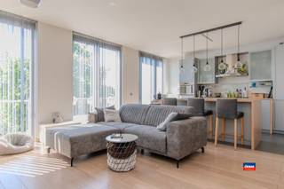 <p><span>HOBOKEN | RUIM APPARTEMENT (110m²) MET TWEE SLAAPKAMERS EN MOOI ZUIDTERRAS GELEGEN OP DE DERDE VERDIEPING VAN GEBOUW MET LIFT | EPC B |</span></p><p><span>Indeling als volgt: inkomhal - woonkamer met ruim terras - geïnstalleerde keuken - twee slaapkamers met dressing - badkamer met ligbad, aparte douche, lavabo - berging met aansluitingen wasmachine/droogkast - hal met apart toilet.</span></p><p><span>Grote troeven: </span></p><ul><li><span>Zeer veel lichtinval</span></li><li><span>Zeer energiezuinig (EPC B)</span></li><li><span>Gelegen in rustige woonwijk in doodlopende straat vlakbij winkels, scholen en openbaar vervoer, ...</span></li><li><span>Ondergrondse berging </span></li><li><span>Elektriciteit is conform het AREI</span></li><li><span>Aparte meters voor elektriciteit, gas en water</span></li><li><span>Geen asbestattest vereist want bouwjaar na 2001</span></li><li><span>Onoverdekte autostaanplaats mee in de prijs inbegrepen</span></li></ul><p><span> </span></p><p><span>Gemeenschappelijke kosten bedragen 100 euro per maand (blokpolis, syndicus, minuterie, onderhoud, lift, ...).</span></p><p><span>Ondergrondse autostaanplaats mee aan te kopen (VP 15.000 euro).</span></p>