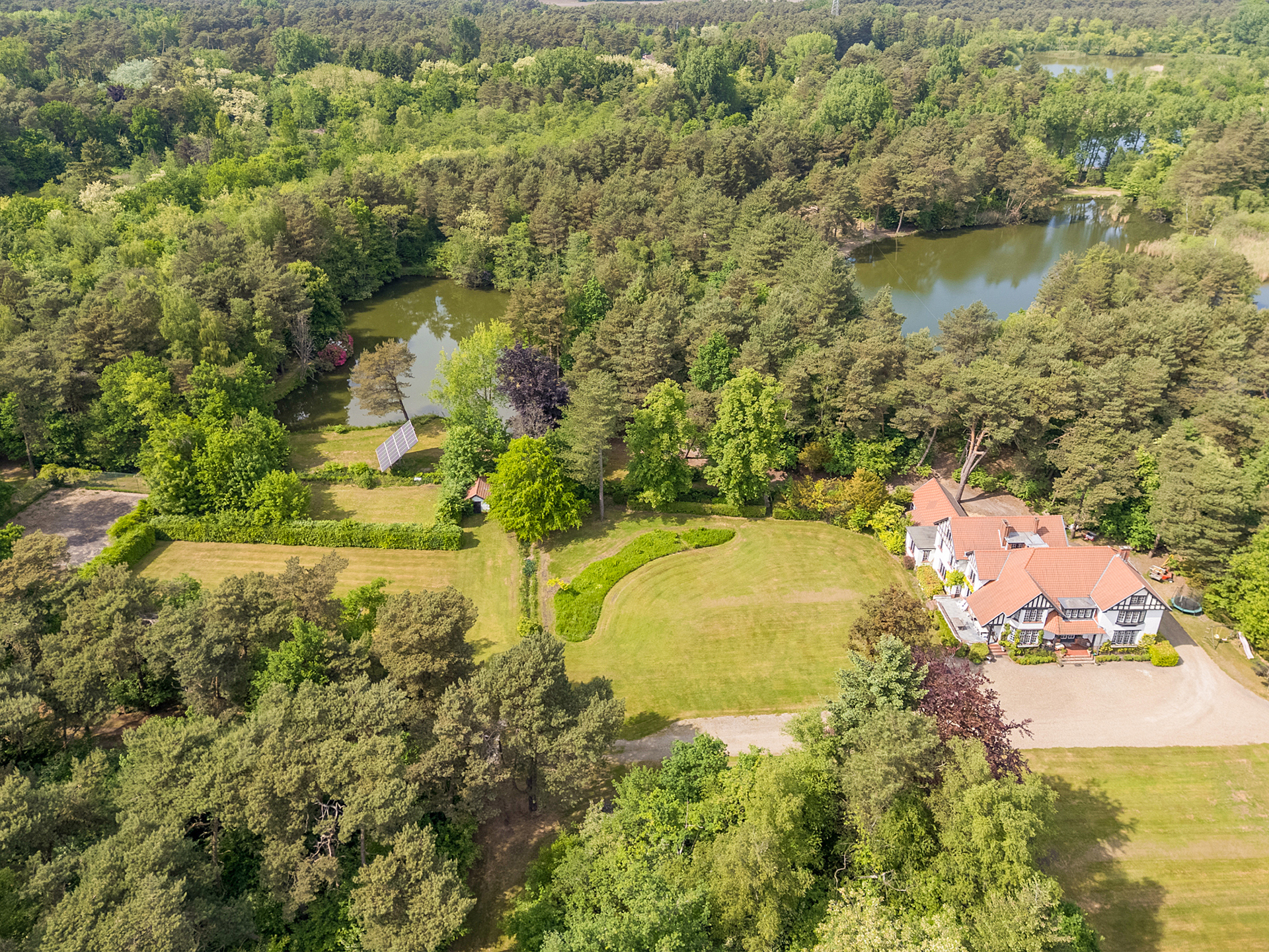 Statig landhuis met 7 slpks op ong. 10 ha met 2 vijvers. - foto 2