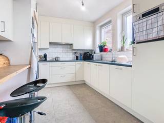 Op de tweede verdieping van residentie Delvaux bevindt zich dit ruime appartement met veel lichtinval, aan het kerkplein in Oostnieuwkerke.Het...