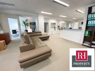 In het hart van de wijk LOUISE, in een onlangs gerenoveerd luxe gebouw, presenteren we dit prachtige privékantoor in een prachtige co-working...