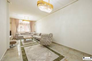 <p> </p><p><span><span>Op een centrale en locatie, bevindt zich deze karaktervolle en gerenoveerde woning met een bewoonbare oppervlakte van ca. 184 m². De woning werd in 2006 volledig gerenoveerd met oog voor comfort, kwaliteit en stijl, waarbij authentieke elementen en hedendaags wooncomfort mooi in balans zijn gebracht.</span></span></p><p><span><strong><u>Indeling:</u></strong></span></p><p><span><span>Bij het binnenkomen word je verwelkomd in een gezellige en ruime leefruimte met aansluitend een ingerichte keuken met de nodige toestellen. Achteraan bevindt zich de veranda, die toegang verleent naar de gezellige stadskoer.</span></span><br /><span><span>Op het gelijkvloers is ook een eerste badkamer aanwezig met inloopdouche, lavabo, toilet en aansluitingen voor wasmachine en droogkast.</span></span></p><p><span><span>Op de eerste verdieping bevindt zicht een tweede</span><strong> </strong><span>volwaardige leefruimte en keuken die voorzien is van de nodige toestellen, wat heel wat flexibiliteit biedt qua indeling: ideaal voor wie graag een aparte zithoek, bureau of speelruimte voorziet.</span></span><br /><span><span>Tevens is er ook een tweede badkamer met ligbad, toilet en lavabo aanwezig. De eerste slaapkamer heeft een oppervlakte van ca. 18,5 m<sup>2</sup> en is voorzien van een laminaat vloer.</span></span></p><p><span><span>De tweede verdieping beschikt nog over twee extra slaapkamers met een oppervlakte van 18,5 m<sup>2</sup> en ca. 11 m<sup>2</sup>.</span></span></p><p><span><strong><u>Troeven:</u></strong></span></p><ul><li><span><span>Gerenoveerd in 2006</span></span></li><li><span><span>3 slaapkamers &amp; 2 badkamers</span></span></li><li><span><span>2 leefruimtes voor flexibele indeling</span></span></li><li><span><span>Gezellige stadskoer</span></span></li><li><span><span>Gelegen in opkomende buurt met goede bereikbaarheid en voorzieningen in de buurt</span></span></li></ul><p><span><span>Ben je op zoek naar een ruime stadswoning met karakter én buitenruimte in 2060 Antwerpen? Dan is dit misschien wel jouw nieuwe thuis.</span></span></p>