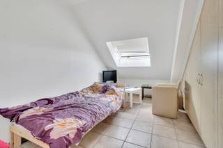 <p>Dit investeringspand in Riemst vormt een interessante opportuniteit voor wie op zoek is naar een rendabele vastgoedbelegging in een rustige en goed bereikbare omgeving. Het pand is gelegen in een aangename buurt waar je kan genieten van rust en privacy, terwijl voorzieningen en verbindingswegen vlot bereikbaar blijven. Dit zorgt voor een sterke aantrekkingskracht op huurders en een stabiel verhuurpotentieel op lange termijn. Bij het betreden van het pand kom je in een functionele indeling die mogelijkheden biedt voor comfortabel wonen. De leefruimtes sluiten logisch op elkaar aan en creëren een aangenaam geheel dat geschikt is voor diverse doelgroepen. De bovenverdieping biedt bijkomende ruimte die flexibel kan worden ingevuld naargelang de noden van de bewoners. Ook buiten is er ruimte die bijdraagt aan het wooncomfort en de aantrekkelijkheid van het pand. De rustige ligging in Riemst vormt een belangrijke troef voor wie op zoek is naar een evenwicht tussen wonen en bereikbaarheid. Dit type pand spreekt een brede doelgroep aan, wat de verhuurbaarheid ten goede komt. Voor investeerders betekent dit een interessante combinatie van zekerheid en groeipotentieel. Dit pand biedt niet alleen een solide basis als woonst, maar ook als investering met toekomstperspectief. Dankzij de combinatie van ligging, comfort en mogelijkheden is dit pand een waardevolle toevoeging aan elke vastgoedportefeuille. Neem contact op om dit investeringspand in Riemst zelf te ontdekken en het potentieel ter plaatse te ervaren.</p>