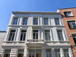 <p>Eénslaapkamer appartement in gerenoveerde herenwoning. Het eigendom is gelegen in een rustige éénrichtingsstraat aan het <strong>Oude Justitiepaleis.</strong><br /><br /><strong>Indeling:</strong><br />Inkom; woonkamer; eetkamer met open keuken; ruime slaapkamer met aansluitend badkamer met instapdouche; berging. <br />Private ondergrondse kelderberging.<br /><br /><strong>Bijzonderheden:</strong></p>
<ul>
<li>Alg. kosten € 75/mnd.</li>
<li>Individueel verbruik van gas, water en elektra.</li>
<li>Naast de deur is er een garage waar regelmatig parkeerplaatsten te huur zijn en een fietsenberging waar je maximum 1 fiets kan plaatsen. </li>
<li>EPC 105 kWh/m - UC 2193689.</li>
<li>Beschikbaar op 1 september 2026.</li>
</ul>
