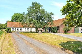 Mooi gelegen HOEVE met bijgebouwen op 1ha02a33ca. Rustig doch genietend van een vlotte bereikbaarheid, privé-toegangsdreef (recht van doorgang) op...