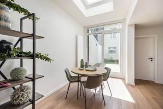 Dit lichtrijk appartement met terras in hardhout en een mooie tuin in een klein appartementsgebouw is volledig gerenoveerd met hoogwaardige materiaalkeuze. <br />Het appartement is geweldig gelegen nabij het Boeckenberpark en Te Boelaerpark.<br />Het appartement heeft één slaapkamer aan de straatzijde en een badkamer met inloopdouche - lavabo en toilet. Er is  mooie eet- en leefruimte met open keuken. De keuken beschikt over  5 Bosch keukentoestellen (eerste ingebruikname) zoals vaatwasser, kookplaat, oven, dampkap en koelkast. <br />Het appartement is energiezuinig verbouwd met een individuele gascondensatieketel en PVC met hoogrendementsglas. De achtergevel is volledig geïsoleerd met 14cm isolatie en crepi.<br />In de kelder is er een privatieve bergplaats.<br />Prima investering voor starters en investeerders!<br /><br /><br />opp: 65m² appartement en 40m² tuin en terras<br />1 slaapkamer<br />terras<br /><strong>asbestveilig</strong><br />Elektriciteit: conform<br />EPC: 233 kWh/m²jr - <strong>LABEL C</strong><br />Verkoopprijs: 265.000 Euro<br /><br />info@infinityrealestate.be | www.infinityrealestate.be<br />03 325 69 44<br /> 