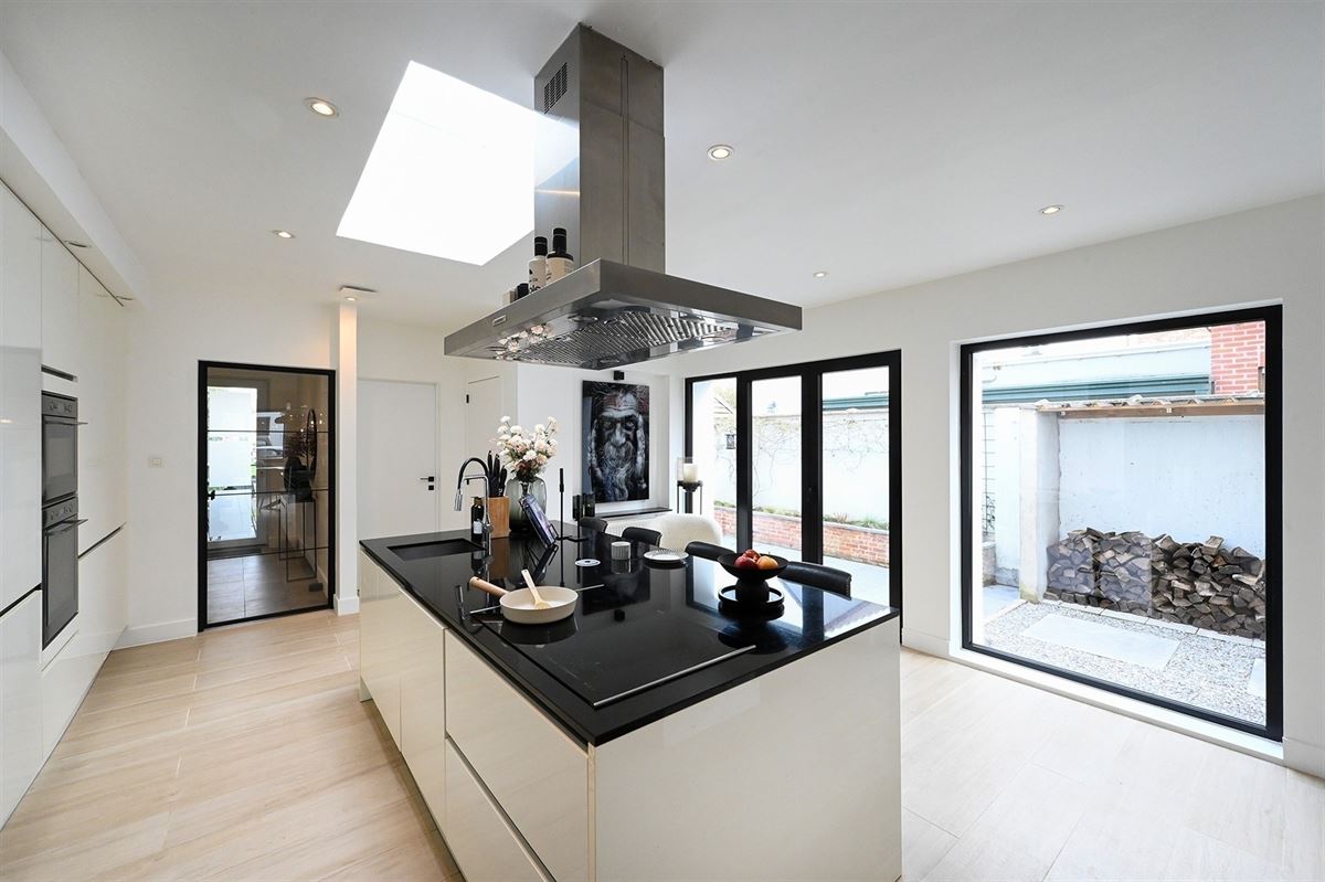 Geheel gerenoveerde woning met leuke tuin en grote garage - foto 2