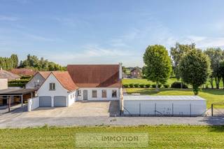 Ontdek deze instapklare landelijke villa, rustig gelegen aan een privétoegangsweg in het charmante Hulste.Deze woning bevindt zich op een ruim...