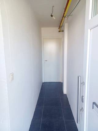 TE HUUR: aan het station van Erembodegem in de nabijheid van de lokale handelaars en openbaar vervoer: Gelijkvloersappartement met 1 ruime...