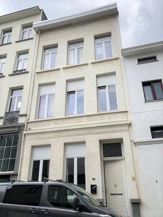 gelijkvloers appartement gelegen te Harmoniestraat 4, 2018 Antwerpen. Dit appartement bevat een leef- en slaapruimte, open keuken, badkamer en terras. Prijs: €820 +  €40 provisie.
