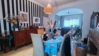 Op een vlot bereikbare locatie, nabij centrum, winkels en openbaar vervoer, bevindt zich dit gelijkvloers appartement met een bewoonbare oppervlakte van ca. 101 m². De ligging combineert praktische bereikbaarheid met alle dagelijkse voorzieningen in de directe omgeving.<br /><br />Indeling:<br /><br />Bij het betreden van het appartement komt u in de leefruimte, bestaande uit een salon en eetplaats. Aansluitend bevindt zich de keuken. Verder beschikt het appartement over een douchekamer, een apart toilet en twee volwaardige slaapkamers.<br /><br />Interessant investeringspand:<br /><br />Het appartement is momenteel verhuurd aan €665 per maand, wat het uitermate geschikt maakt als opbrengsteigendom met onmiddellijk rendement.<br /><br />Dit appartement biedt een functionele indeling en vormt een interessante opportuniteit voor investeerders.<br /><br />