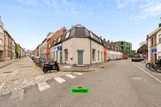 Deze instapklare woning ligt in de Stropwijk in Gent, een buurt die bekendstaat om haar vlotte bereikbaarheid en het brede aanbod aan winkels. Het openbaar vervoer brengt u moeiteloos van en naar het centrum, al geraakt u er net zo gemakkelijk te voet of met de fiets. De mix van gezinnen, jonge koppels en studenten zorgt voor een levendige omgeving zonder dat het onrustig wordt.<br /><br />Op het gelijkvloers beschikt u over een lichtrijke leefruimte met eetplaats en open keuken, ideaal voor wie graag alles bij de hand heeft. Aansluitend bevindt zich de badkamer met wastafel, douchecabine en toilet. Op de eerste verdieping vindt u twee ruime slaapkamers.<br /><br />De hoekligging zorgt voor een mooie lichtinval en een aangename ruimtelijkheid. Dit is een zorgeloze woning voor starters, jonge gezinnen of koppels die een praktische en sfeervolle thuis in de stad zoeken. U woont in een rustige straat met goede verbindingen naar het centrum en alle voorzieningen op wandelafstand. Wilt u de woning graag bezichtigen, contacteer dan Brent via brent@immofrancois.be om een bezoekmoment op de bezoekdag vast te leggen.<br /><br />