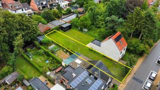 <p>Bouwgrond van ca 419 m² voor een eengezinswoning in halfopen bebouwing in een rustige, residentiële wijk in Schilde.</p>
<p>De Zwaneweg bevindt zich om de hoek van de Sint-Guibertuskerk en het gezellige pleintje in de Dorpsstraat. Bovendien op wandelafstand van het gezellige dorp van Schilde, met tal van winkels aan de Turnhoutsebaan.<br /><br />Een vlotte bereikbaarheid dankzij de nabijheid van de oprit naar de E34 in Oelegem.<br /><br />De bouwgrond is geschikt voor een bebouwde oppervlakte van ca 5,93 m x ca 15,00 m per bouwlaag met een maximum kroonlijsthoogte van 6,5 m en een hellend dak.<br /><br />De verkavelingsvoorschriften en het verkavelingsplan zijn beschikbaar op aanvraag.</p>