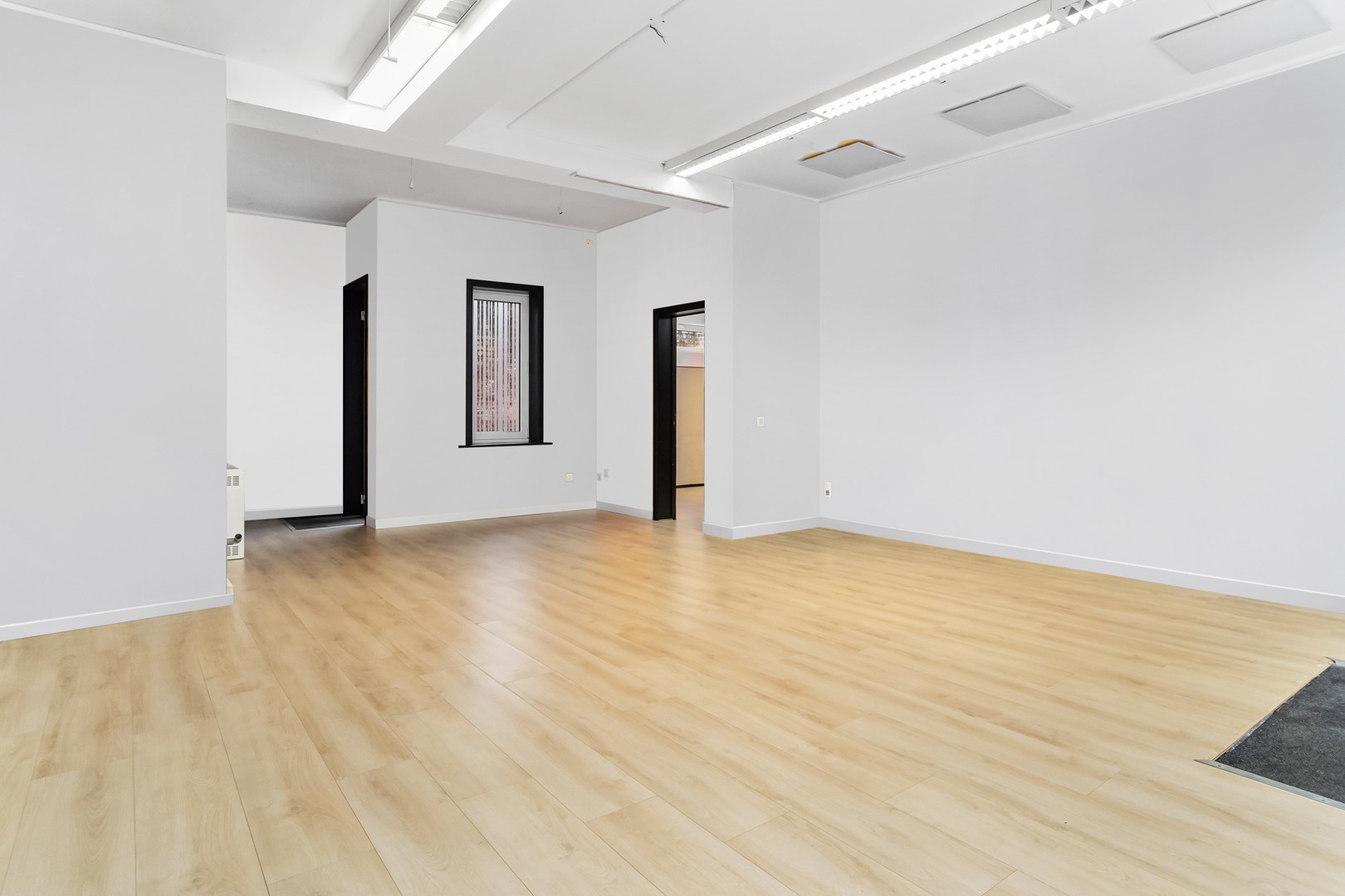 Verhuurd handelspand met parkeermogelijkheid te centrum Roeselare! - foto 3