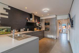 Op zoek naar een woning met zeer veel mogelijkheden? Deze ruime woning nabij het centrum van Harelbeke combineert wonen, werken en hobby onder één dak. Dankzij de strategische ligging nabij het station, scholen en invalswegen geniet u van een optimale bereikbaarheid.<br /><br />Troeven van deze woning:<br />- dubbele garage: plaats voor meerdere wagens of extra stockage.<br />- onderhoudsvriendelijke tuin met zuidgericht terras en een apart atelier achteraan.<br />- ruimtegevoel: hoge plafonds en 4 volwaardige slaapkamers.<br />- voorzien van hoogrendementsglas en geïsoleerde voorgevel.<br /><br />Op het gelijkvloers treft u de eetplaats met open keuken en een praktische wasberging. De eerste verdieping herbergt de sfeervolle woonkamer met aansluitend de badkamer en een prachtig zonneterras. De bovenverdiepingen bieden drie ruime kamers met een extra ruimte (ideaal als bureau of dressing) en een vierde slaapkamer op de zolderverdieping. Het atelier achteraan is de kers op de taart voor elke zelfstandige of hobbyist.<br /><br />EPC: 568 kWh/(m²/jaar) - UC: 3792723<br />REF: TM/26016/K