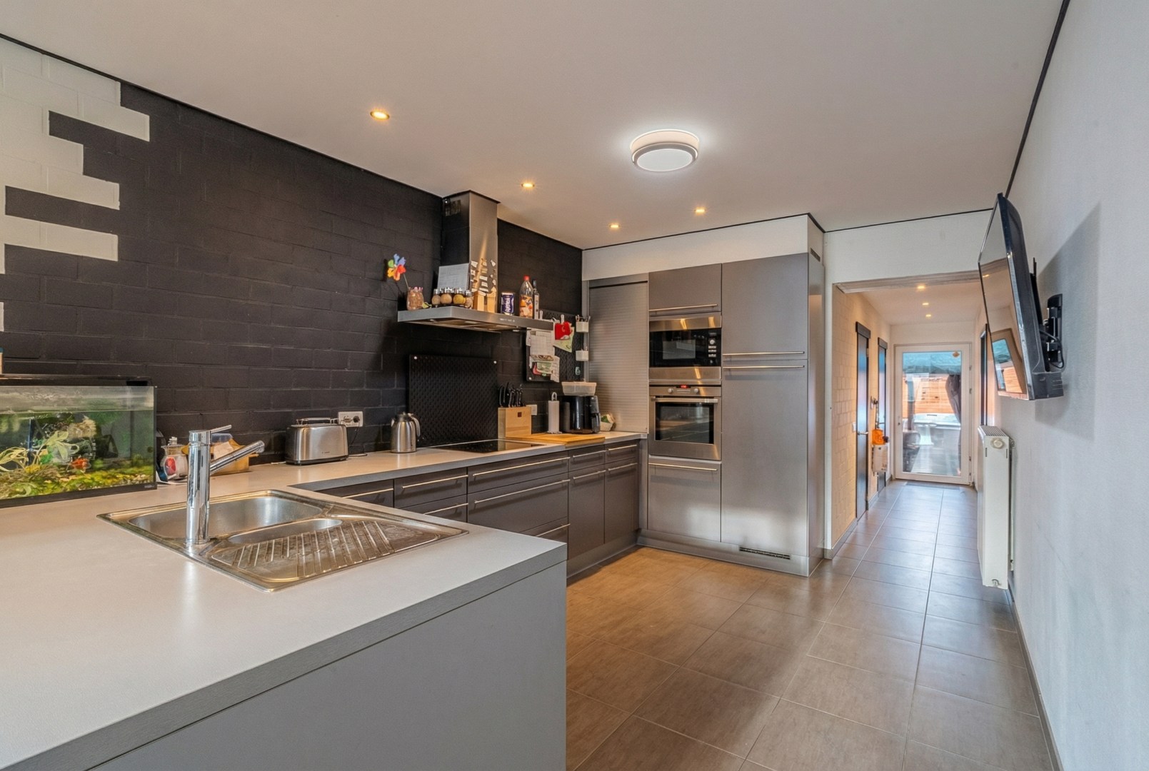 Grote woning met dubbele garage en atelier - foto 3