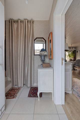 Welkom in uw nieuwe droomwoning aan de Meidoornlaan 41 in Wetteren! <br />Deze prachtige gezinswoning combineert comfort, elegantie en een topligging. Met een grondoppervlakte van 189 m² en een bewoonbare oppervlakte van 140 m² biedt deze woning alle ruimte die u zoekt.<br /><br />Stap binnen en ontdek drie ruime slaapkamers, perfect voor het hele gezin of voor wie graag een thuiskantoor of hobbyruimte wenst. <br /><br />In de lichtrijke leefruimte voelt u zich meteen thuis, dankzij de sfeervolle indeling en toegang tot het overdekt terras. Hier geniet u van heerlijke zomerdagen met vrienden of familie. <br /><br />De moderne badkamer is uitgerust met alle comfort en biedt de perfecte plek om te ontspannen na een drukke dag. <br /><br />De stijlvolle keuken creëert een warme huiselijke sfeer en nodigt uit tot gezellig tafelen. <br /><br />Parkeren is geen probleem: de woning beschikt over zowel een garage, die apart bij te kopen is, alsook buitenparkeermogelijkheden aan de straatzijde. Uw auto staat altijd veilig en droog. <br /><br />De tuin van 55 m² is een oase van rust waar u tot rust komt, kinderen kunnen spelen of u uw groene vingers kunt laten spreken. <br /><br />De ligging in Wetteren is ideaal: u woont in een rustige buurt, dichtbij scholen, winkels en openbaar vervoer, terwijl het centrum en uitvalswegen snel bereikbaar zijn.<br /><br />Dit alles voor een bijzonder aantrekkelijke prijs van €260.000 + €25.000 mits u de bijhorende garage erbij wenst! <br />Mis deze unieke kans niet en maak snel een afspraak voor een bezichtiging. <br /><br />Bij Albert kom je thuis.<br />Voor meer informatie of het inplannen van een bezoek:
