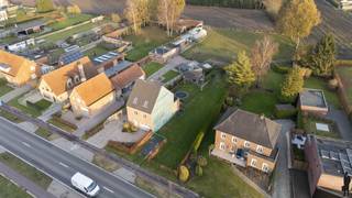 <strong>Goed gelegen oostgeoriënteerde bouwgrond van 489m² voor de oprichting van een eengezinswoning (halfopen bebouwing) met verzicht op achterliggend grasland / weiden. De grond is bouwklaar en ligt zeer centraal, met name op wandelafstand van centrum Retie (o.a. Bakker Jan &amp; Louis, Brasserie de Klynhoeve, Folia, etc.) en op loop- en/of fietsafstand van natuurwijk Wenen en Provinciaal Groendomein Prinsenpark. Bovendien slechts op 5 autominuten van de E34 (Antwerpen - Eindhoven) en omliggende gemeenten Oud-Turnhout, Mol, Kasterlee, Dessel. </strong><br /><br /><em>Bijzonderheden van het perceel - troeven<br /><br /></em>- Straatbreedte 11,76m<br />- Niet gelegen in risicozone voor overstromingen<br />- Bestemming: woongebied<br />- Nutsvoorzieningen aanwezig in de straat<br />- Bouwklaar perceel: geen bomen, recht perceel met gras<br />- Achtergelegen weilanden als buffer<br />- Combinatie van rust en privacy, alsook natuur op wandelafstand<br />- Nabij centrum Retie en Europese School Mol <br />- Nabij alle voorzieningen<br /><br /><em>Bebouwingsmogelijkheden - bouwvoorschriften</em><br /><br />- Bouwzone hoofdgebouw: enkel binnen de afgebakende bouwstrook<br />- Bouwzone hoofdgebouw: zijgevels op minstens 3m van de perceelsgrenzen<br /><br />- Bouwdiepte: 17m<br />- Bouwbreedte: 7,24m<br /><br />- Bouwhoogte: kroonlijsthoogte maximum 7 meter<br />- Bouwhoogte: zadeldak daarboven dat in nok samenkomt (helling van 45°)<br />- bedekking schuin dak: pannen of leien<br /><br />- Bijkomende bebouwingsmogelijkheden: bijgebouwen achterliggend<br />- Bijkomende bebouwingsmogelijkheden: informatie op aanvraag<br /><br /><span>De volledige, uitgebreide bouwvoorschriften zijn verkrijgbaar op aanvraag. Voor vragen hierover contacteer ons kantoor via +32 14 22 42 00.</span>