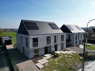 Deze prachtige halfopen bebouwing combineert modern comfort, duurzaamheid en een doordachte indeling. Bovendien kunt u nog profiteren van het verlaagde btw-tarief van 6%, wat deze woning extra aantrekkelijk maakt!<br /><br />Bij binnenkomst wordt u verwelkomd in een ruime inkomhal met afzonderlijk toilet. De lichtrijke leefruimte sluit naadloos aan op de halfopen keuken, volledig uitgerust met kwalitatieve AEG-toestellen. Aansluitend is er een praktische berging.<br /><br />Op de eerste verdieping bevinden zich drie ruime slaapkamers en een stijlvolle badkamer met dubbele wastafel, ligbad en inloopdouche (met antikalkglas). Eveneens een afzonderlijk toilet.<br /><br />De zolderverdieping als multifunctionele ruimte die naar wens kan worden ingericht als extra slaapkamer, speelkamer of hobbyruimte is een echte troef. Een douchecel kan hier eveneens worden voorzien.<br /><br />Buiten geniet u van een gezellig terras en een mooie tuin.<br />Daarnaast is er de mogelijkheid om de achterliggende weide van 1.336 m² bij aan te kopen.<br /><br />Bijzonder energiezuinig met o.a. warmtepomp op geothermie, 6 zonnepanelen, E-peil van 12 ((PB voorafberekening) , ...<br />Afgewerkt met moderne tegelvloeren op het gelijkvloers en in de badkamer, meerlagenparket in de slaapkamers, een stijlvolle trap in rubberwood, volle kern binnendeuren, ....<br /><br />Kortom; een energiezuinige topper!