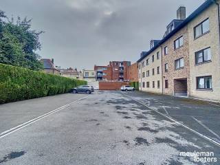 Bovengrondse autostaanplaats 17 geniet van een uiterst centrale ligging op wandelafstand van verschillende winkels, diensten en openbaar vervoer!<br /><br />Meer info op kantoor!