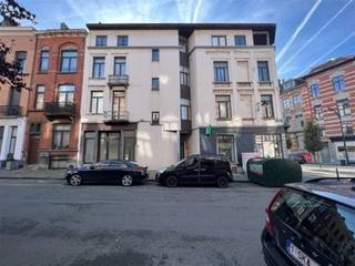 Studio situé au 1er étage. Petit hall d'entrée, espace de vie lumineux avec coin repas et cuisine simplement équipée (Evier,four,...