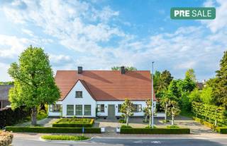 Op een topligging in Rumbeke, vlakbij het prachtige Sterrebos, bevindt zich deze alleenstaande villa op een perceel van 1.309 m².Deze...