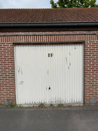 Deze afgesloten garagebox is gelegen in een zijstraat van de Nieuwpoortsesteenweg te Mariakerke.Afmetingen:Diepte: 5,10m - Breedte: 3,44m - Breedte...